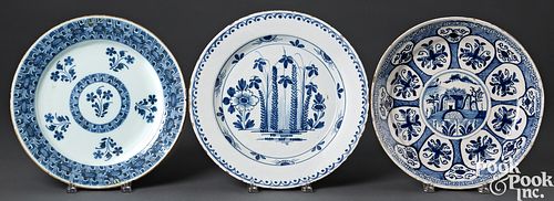 THREE ENGLISH DELFTWARE CHARGERS  2faf2aa