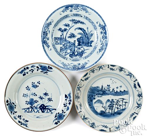 THREE CHINESE EXPORT PORCELAIN PLATES,