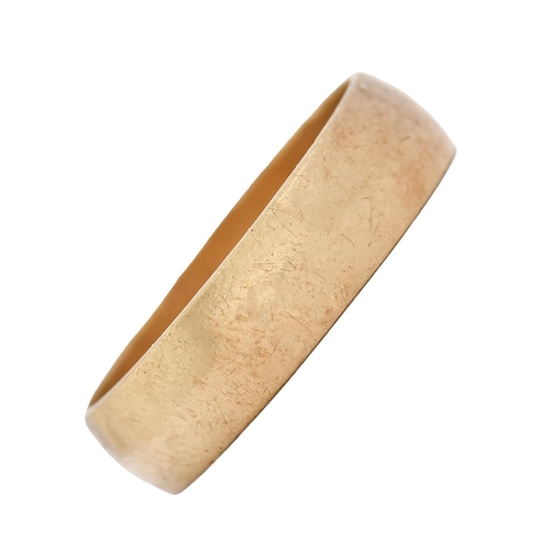 An 18ct gold wedding ring, 3.2g, size