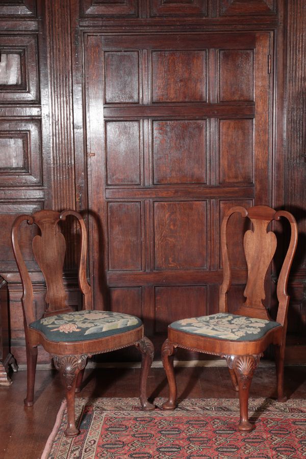 A PAIR OF GEORGE II WALNUT CHAIRS 2fb01fe