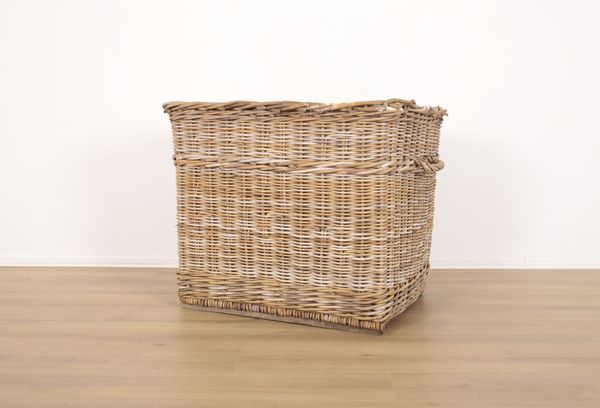 A LARGE COUNTRY HOUSE WICKER LOG 2fb0252