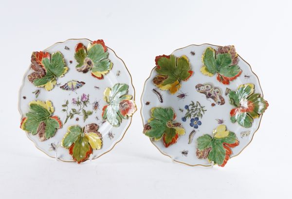 A PAIR OF MEISSEN PORCELAIN PLATES (2)