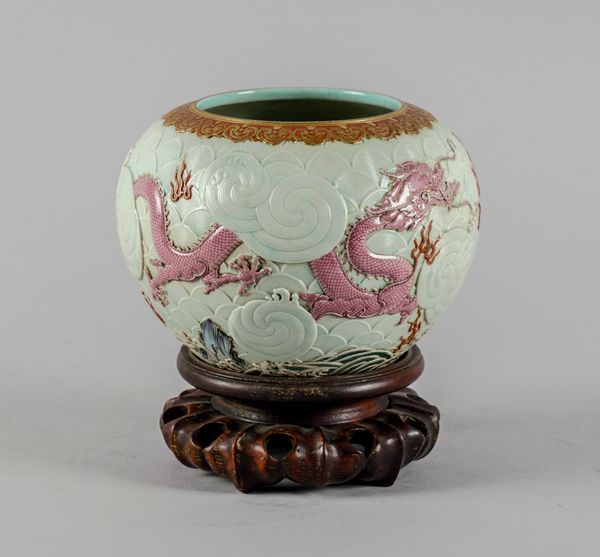 A GOOD CHINESE FAMILLE ROSE VASE 2fb0304