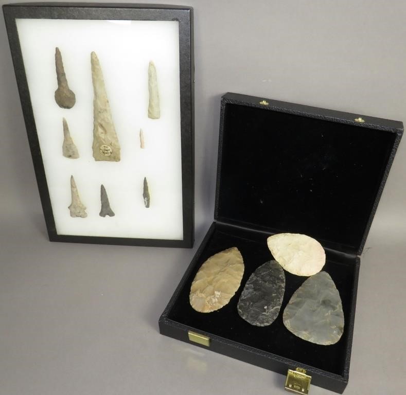 2 DISPLAYS OF STONE POINTS TOOLSca  2fb0ed0