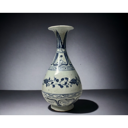 A Chinese blue & white porcelain vase.