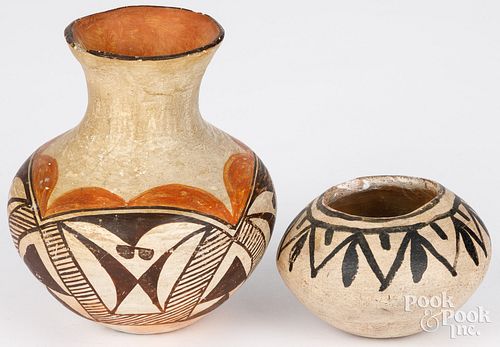 TWO SOUTHWESTERN INDIAN POTTERY VESSELSTwo