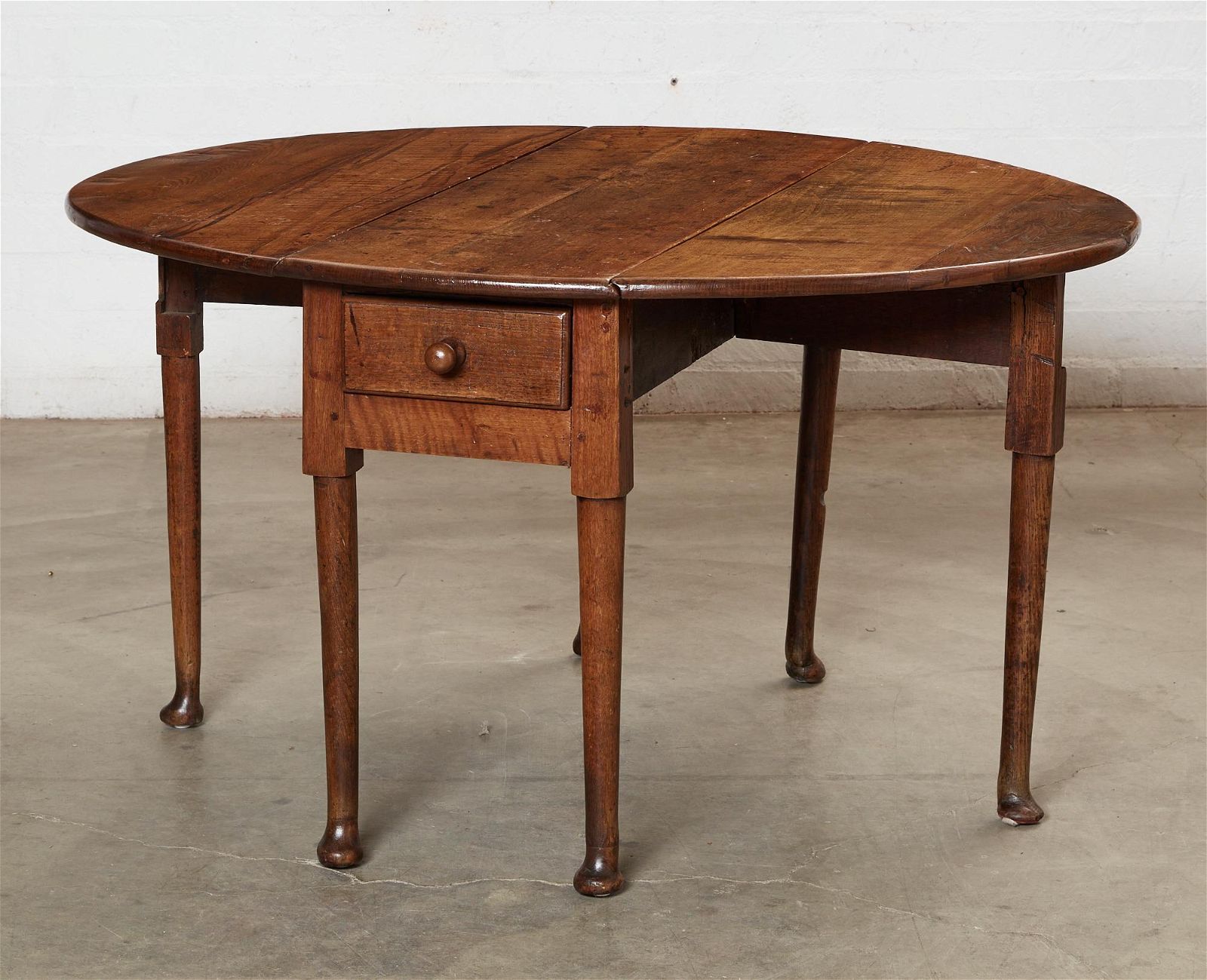 AN ENGLISH OAK DROP LEAF TABLEAn English