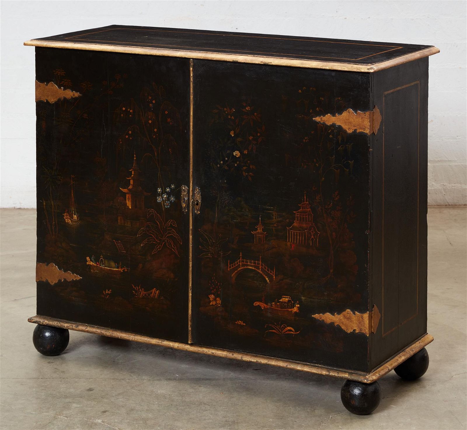 A CONTINENTAL CHINOISERIE DECORATED 2fb277b