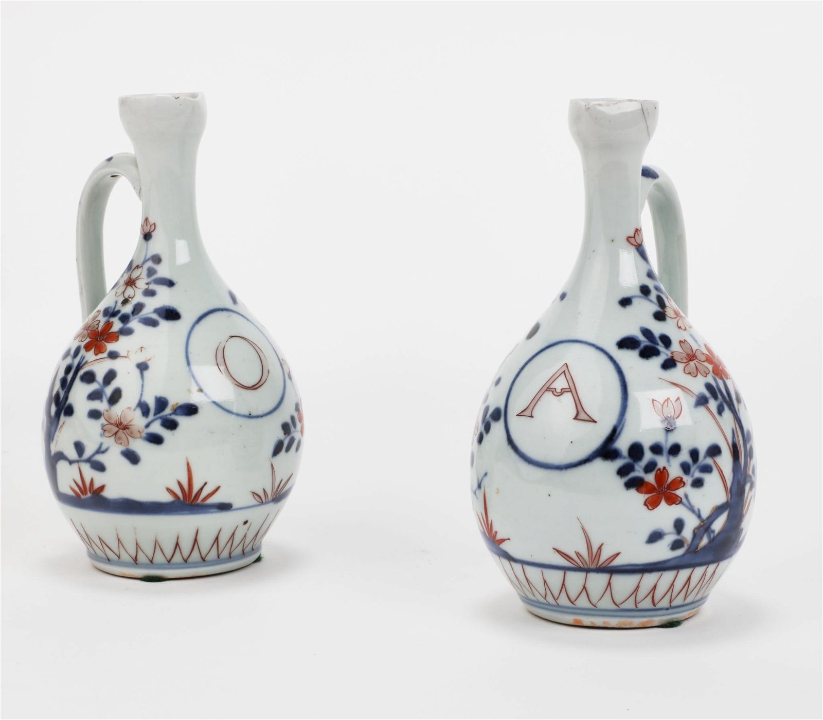 A PAIR OF CHINESE IMARI SMALL JUGSA