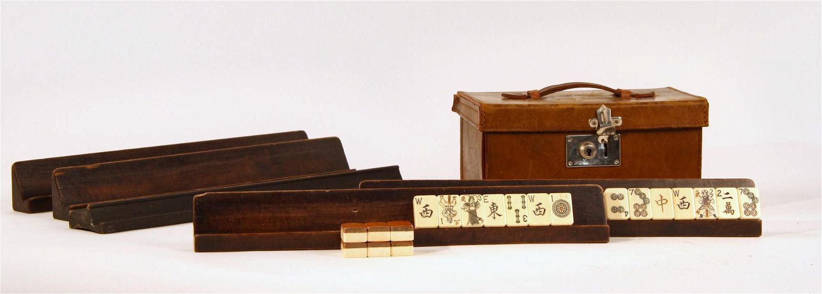 A MAHJONG SET IN A LEATHER TRAVELING 2fb281b