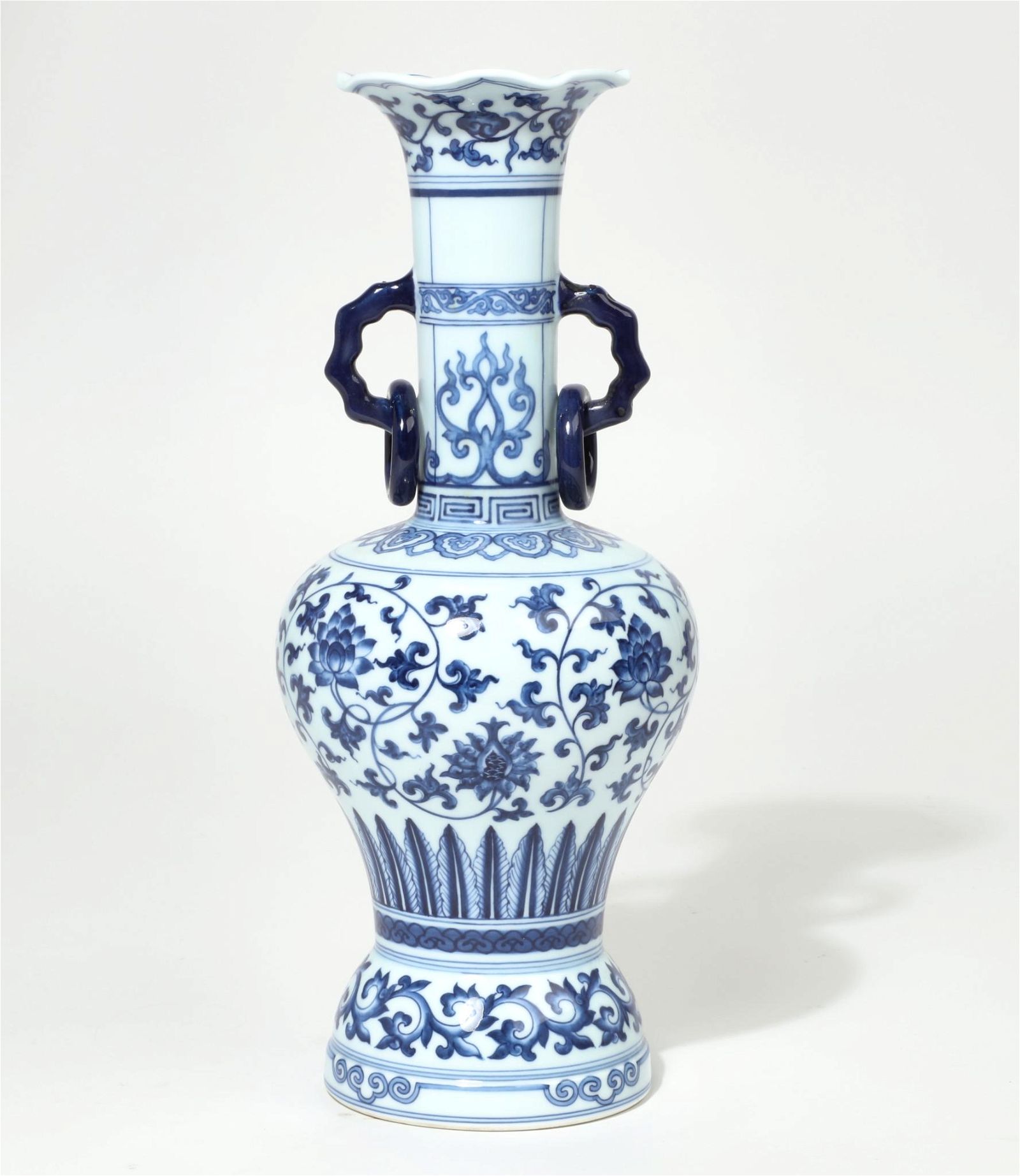 A CHINESE PORCELAIN BLUE AND WHITE 2fb2874