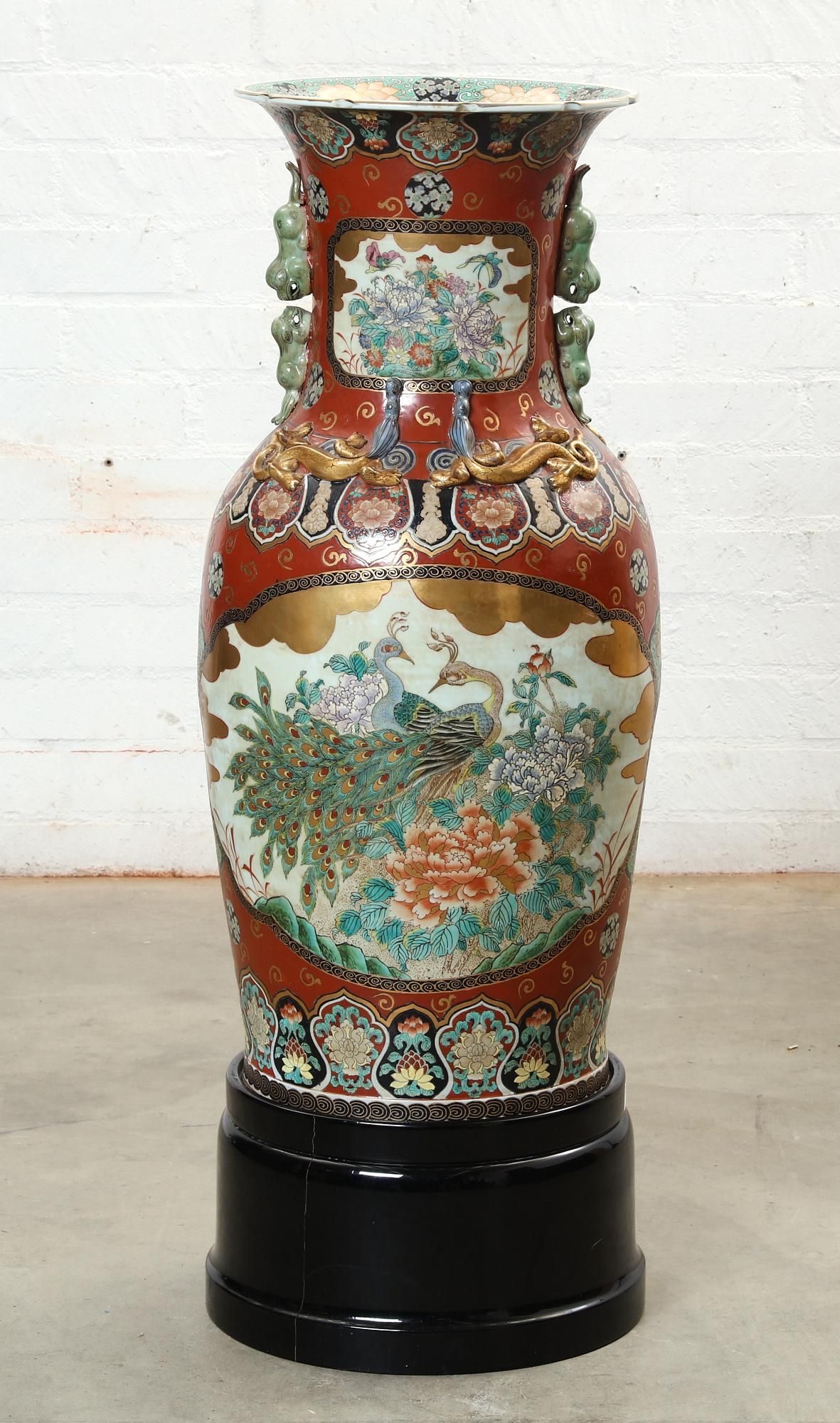 A LARGE CHINESE PORCELAIN VASEA 2fb2a3b