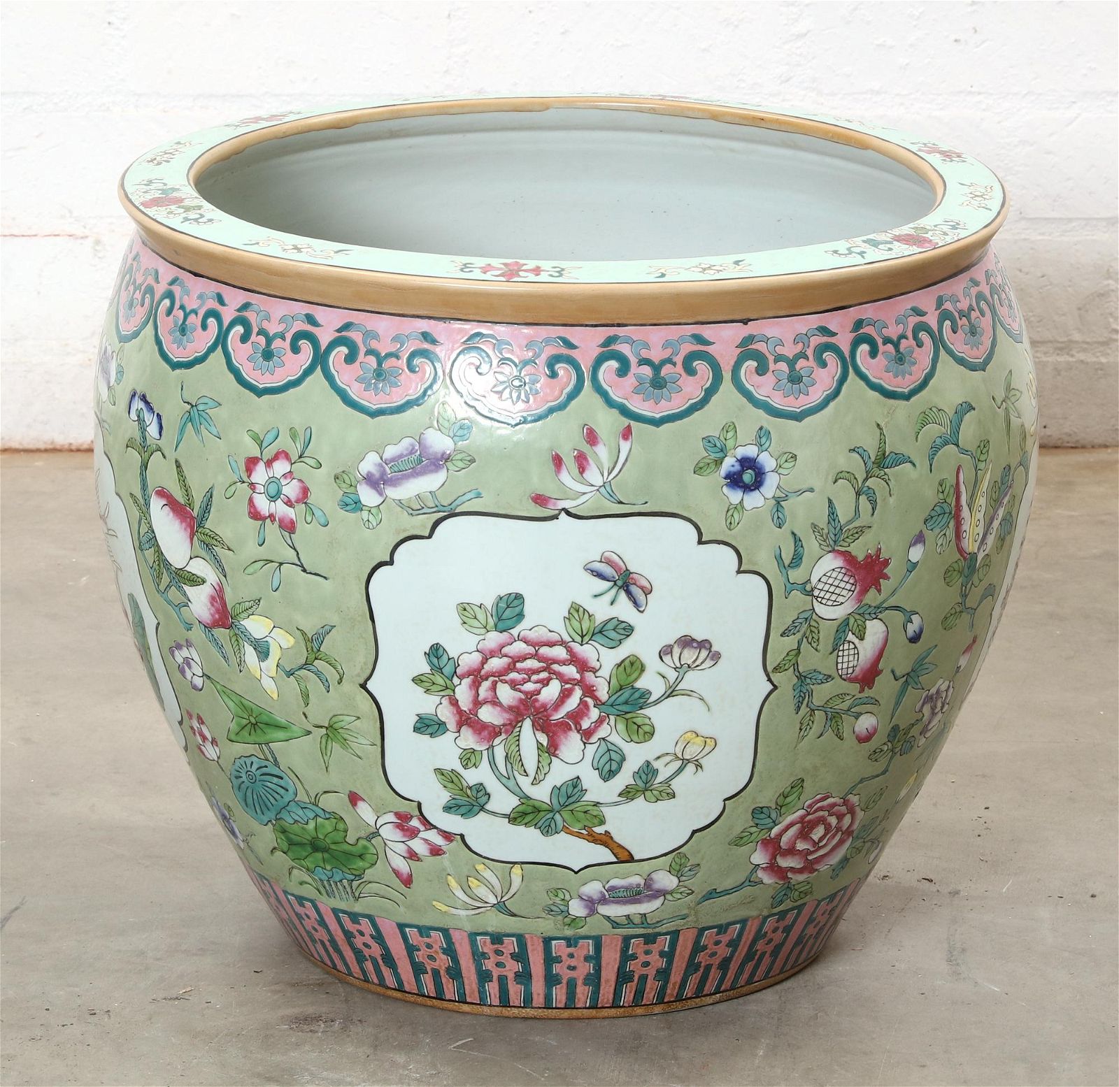 A CHINESE FAMILLE ROSE PORCELAIN 2fb2a70