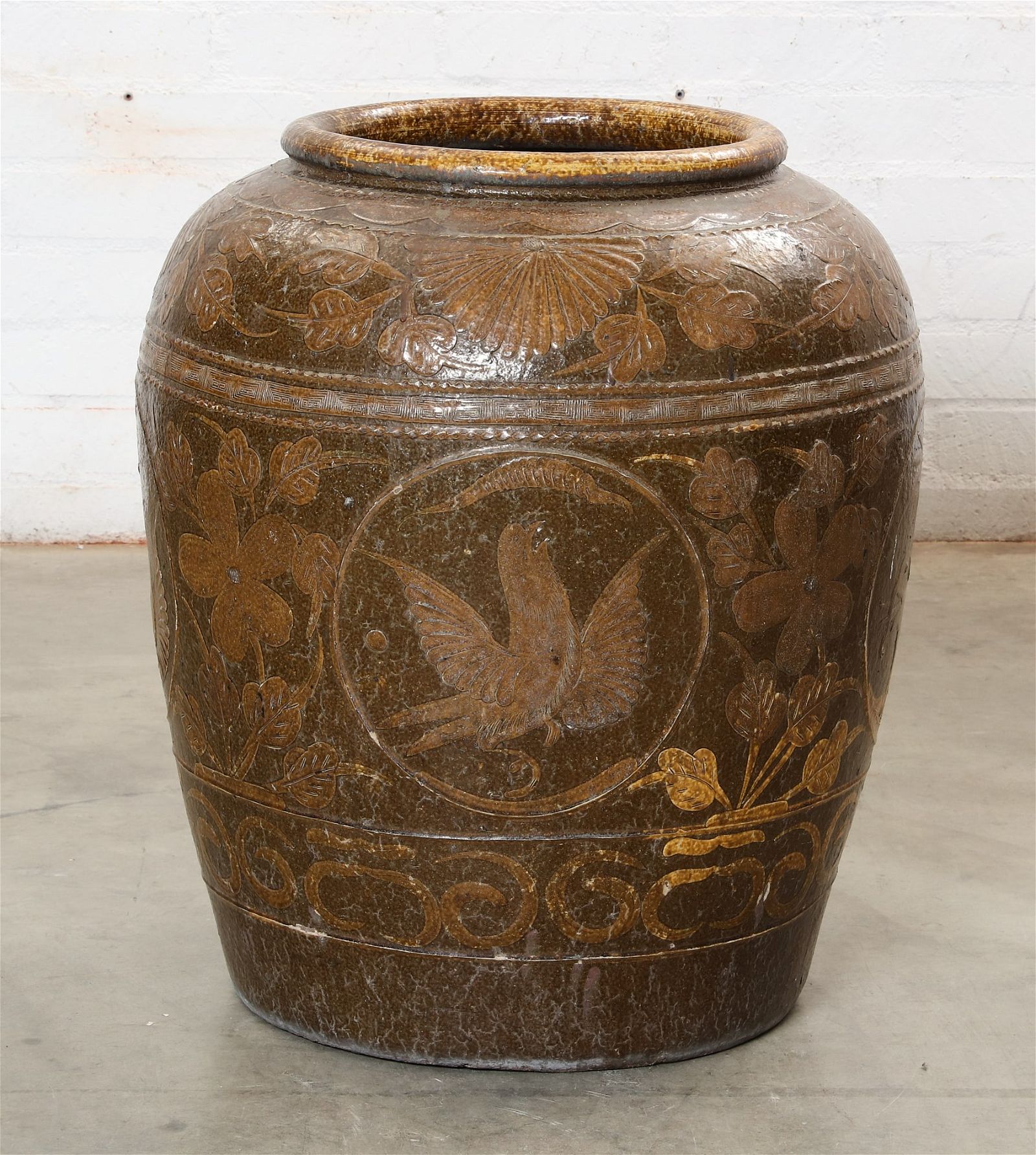 A LARGE ASIAN GLAZED CERAMIC JARA 2fb2e14