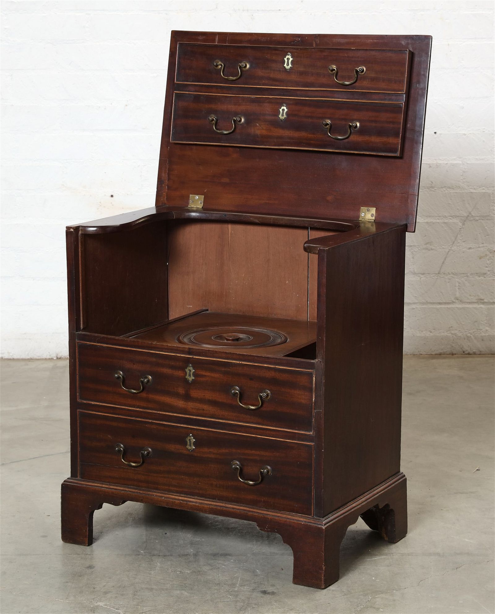 A GEORGE III MAHOGANY BEDSIDE COMMODEA 2fb2ed4