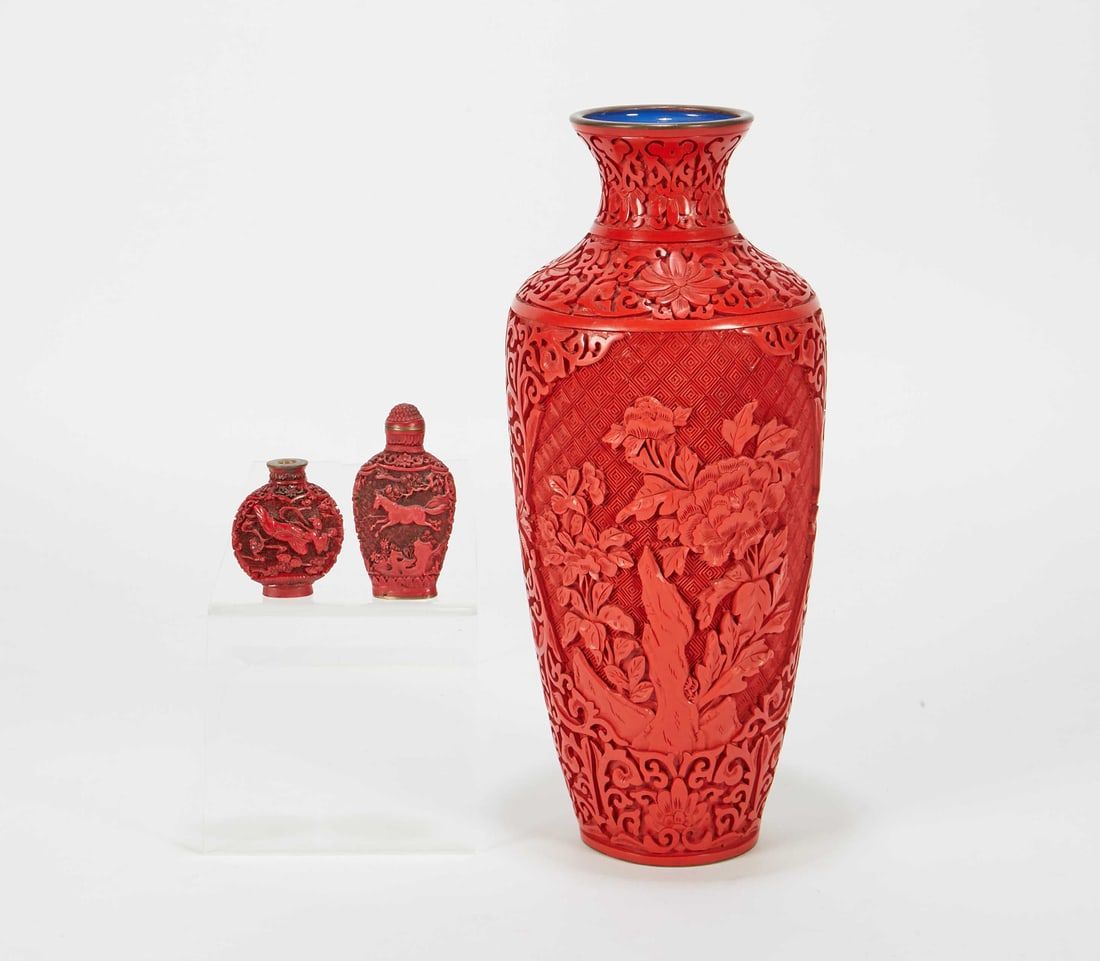 A CHINESE VASE AND TWO SNUFF BOTTLESA 2fb2ede