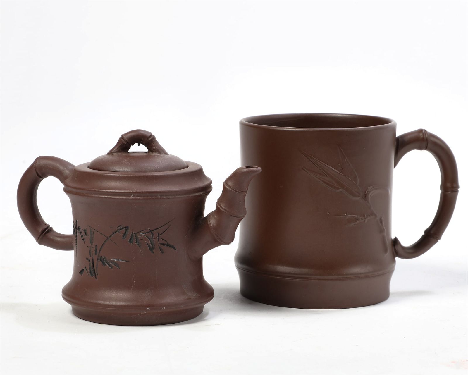 A CHINESE CLAY POTTERY TEAPOT AND MUGA