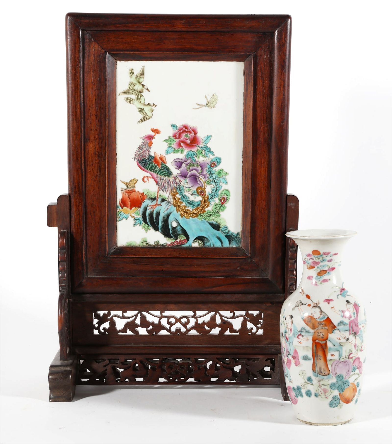 A CHINESE PORCELAIN VASE AND A 2fb3093