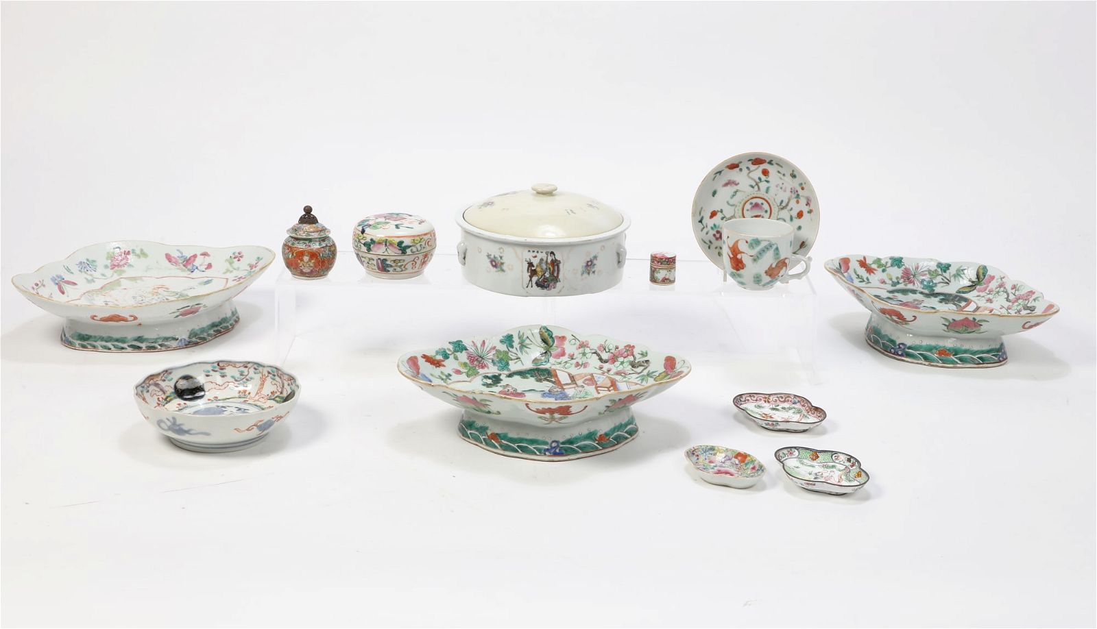 TWELVE CHINESE PORCELAIN TABLE ARTICLESA