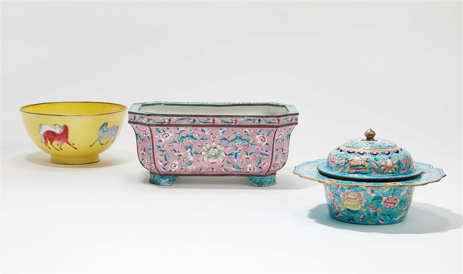 A GROUP OF THREE CHINESE PORCELAIN ENAMEL