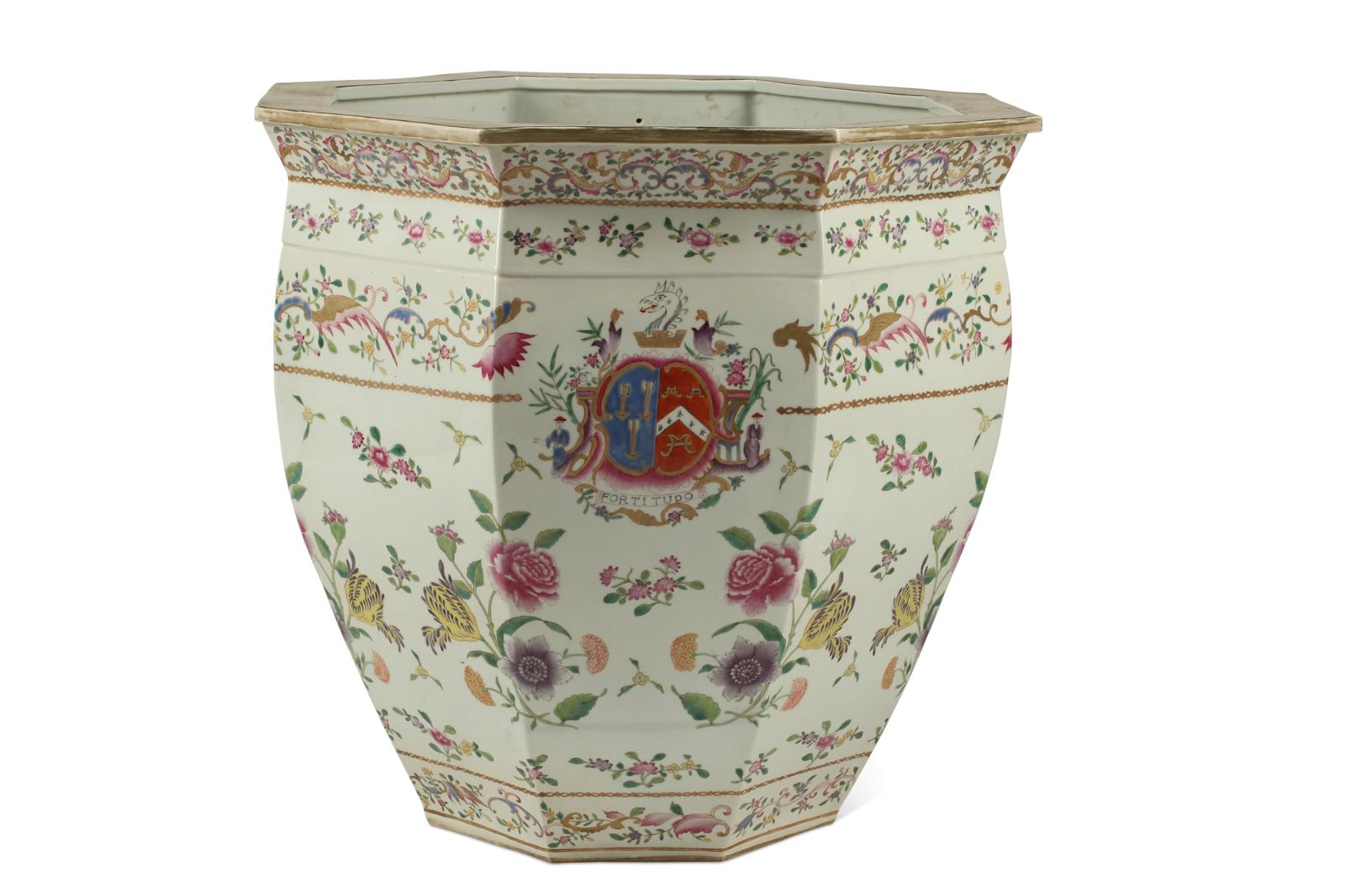 FAMILLE ROSE ARMORIAL PORCELAIN 2fb353c