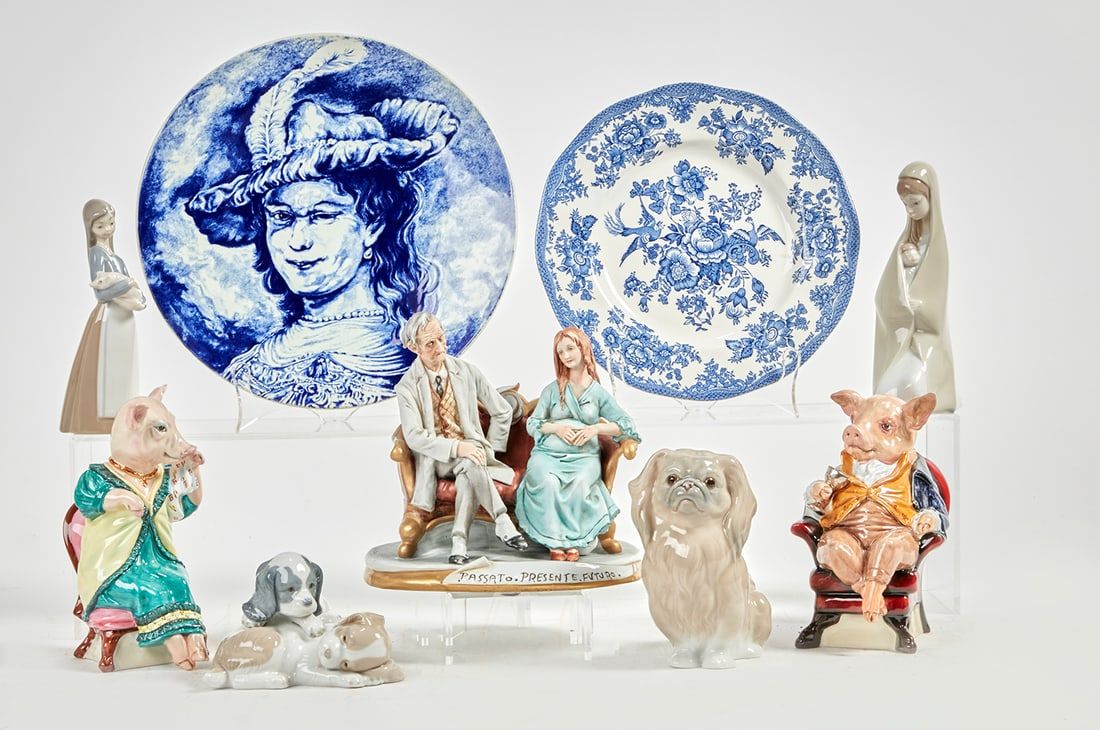 A GROUP OF CONTINENTAL PORCELAIN ARTICLESA