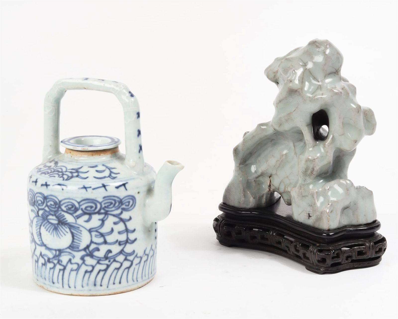 A CHINESE PORCELAIN TEAPOT AND 2fb3a2b