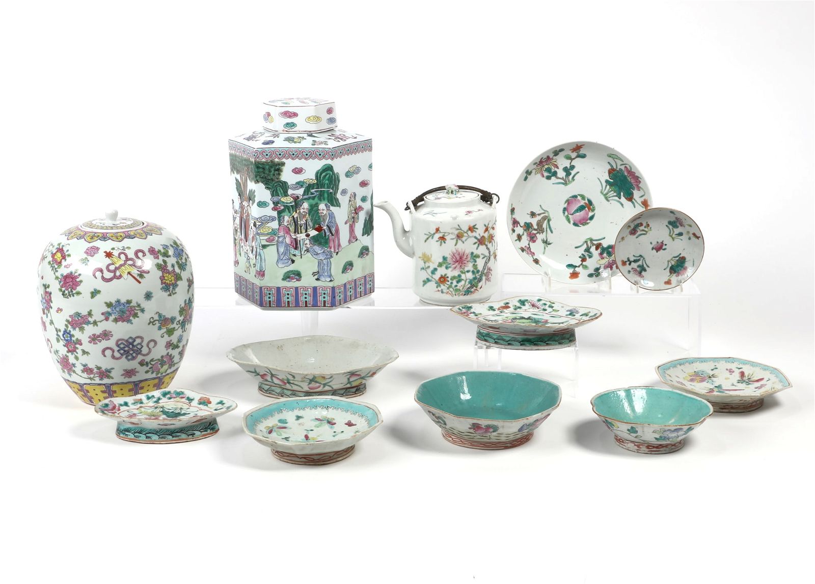 AN ASSEMBLED GROUP OF CHINESE PORCELAIN 2fb3a3a