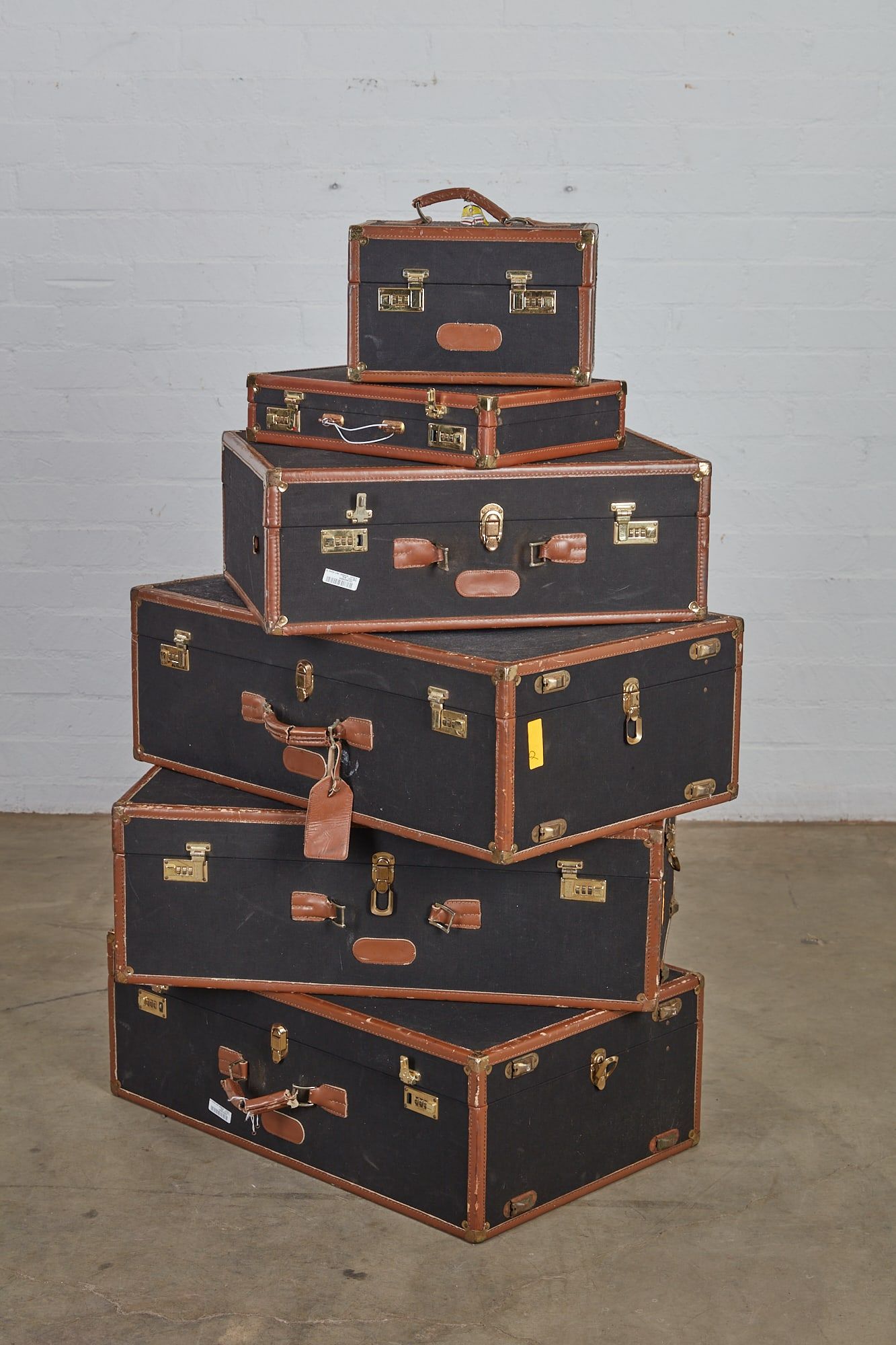 A SIX PIECE COLLECTION OF LUGGAGEA six