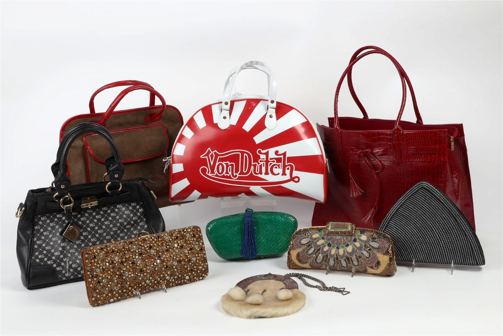 A LARGE COLLECTION OF VINTAGE HANDBAGSA