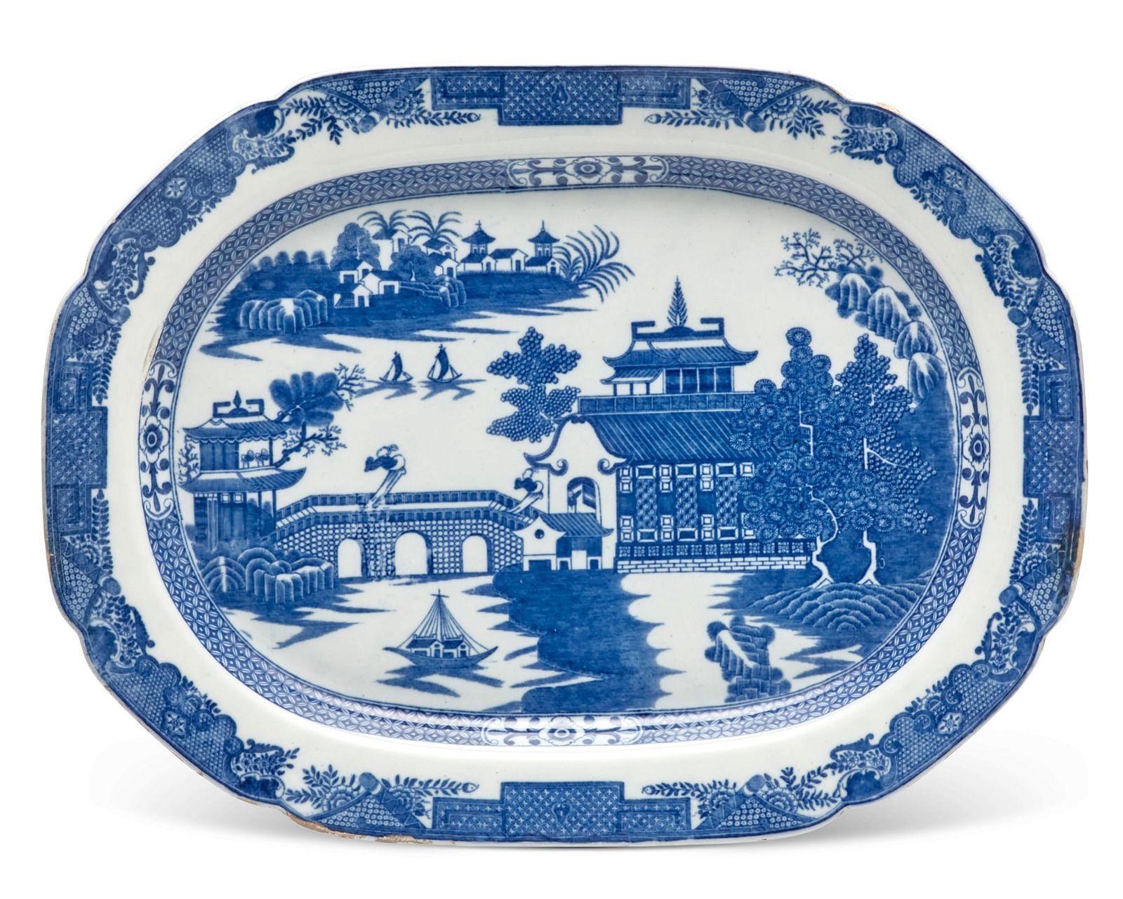 AN ENGLISH BLUE AND WHITE TRANSFER PLATTERAn