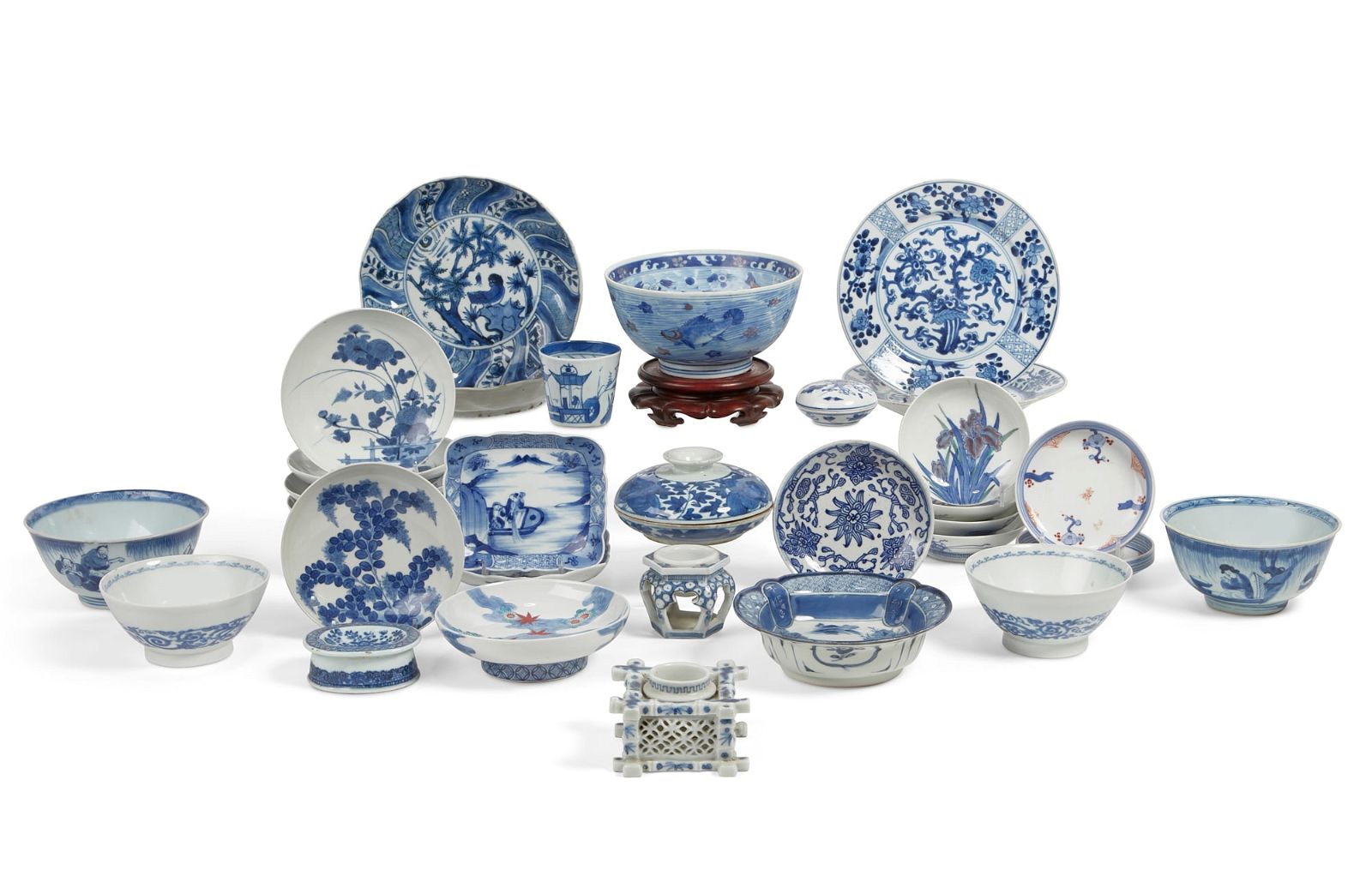 A GROUP OF ASIAN PORCELAIN TABLEWAREA