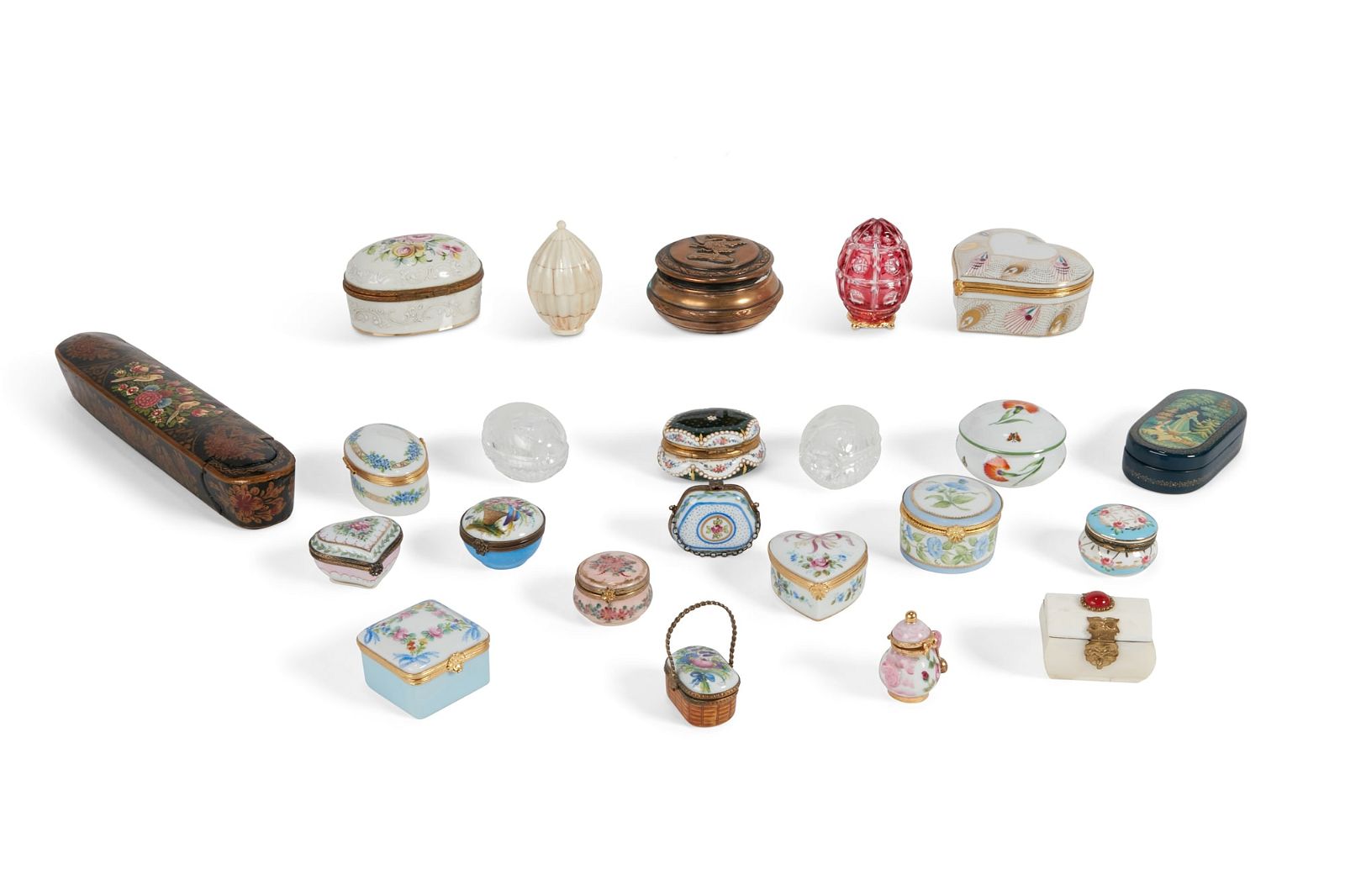 A COLLECTION OF PORCELAIN AND METAL 2fb3c29