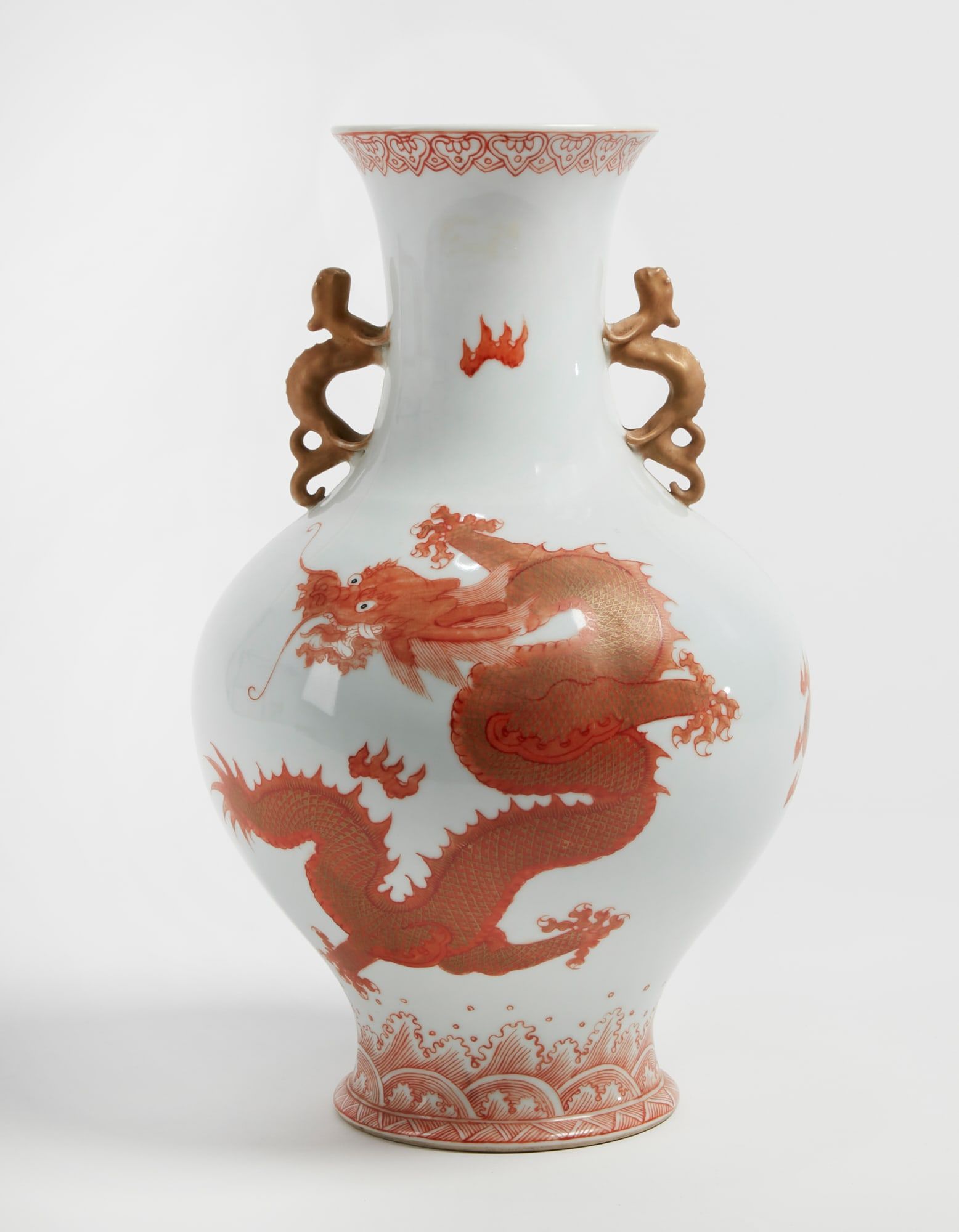 A LARGE CHINESE PORCELAIN DRAGON VASEA