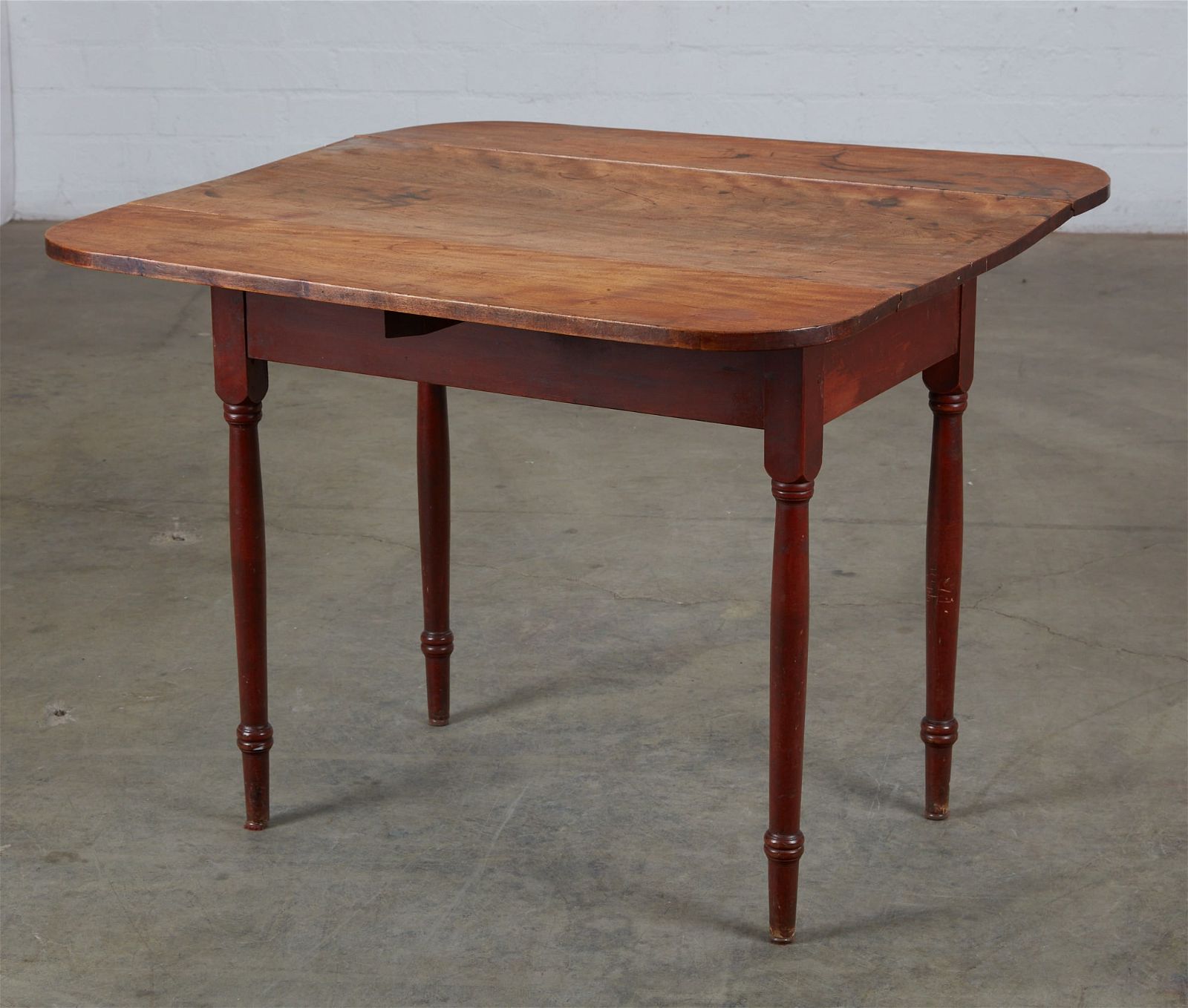 A FEDERAL BIRCH DROP LEAF TABLE  2fb402c