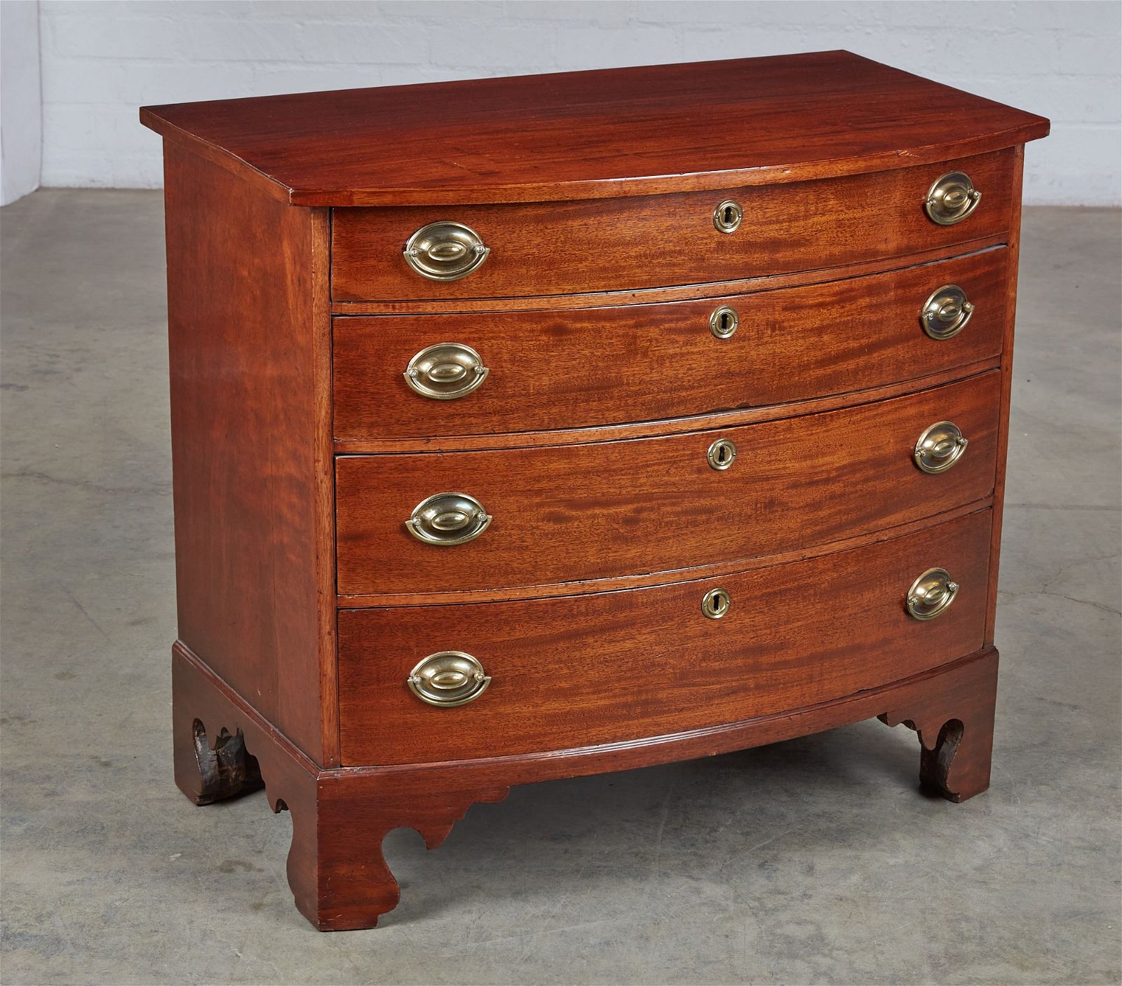 A FEDERAL MAHOGANY BOWFRONT CHEST 2fb4085