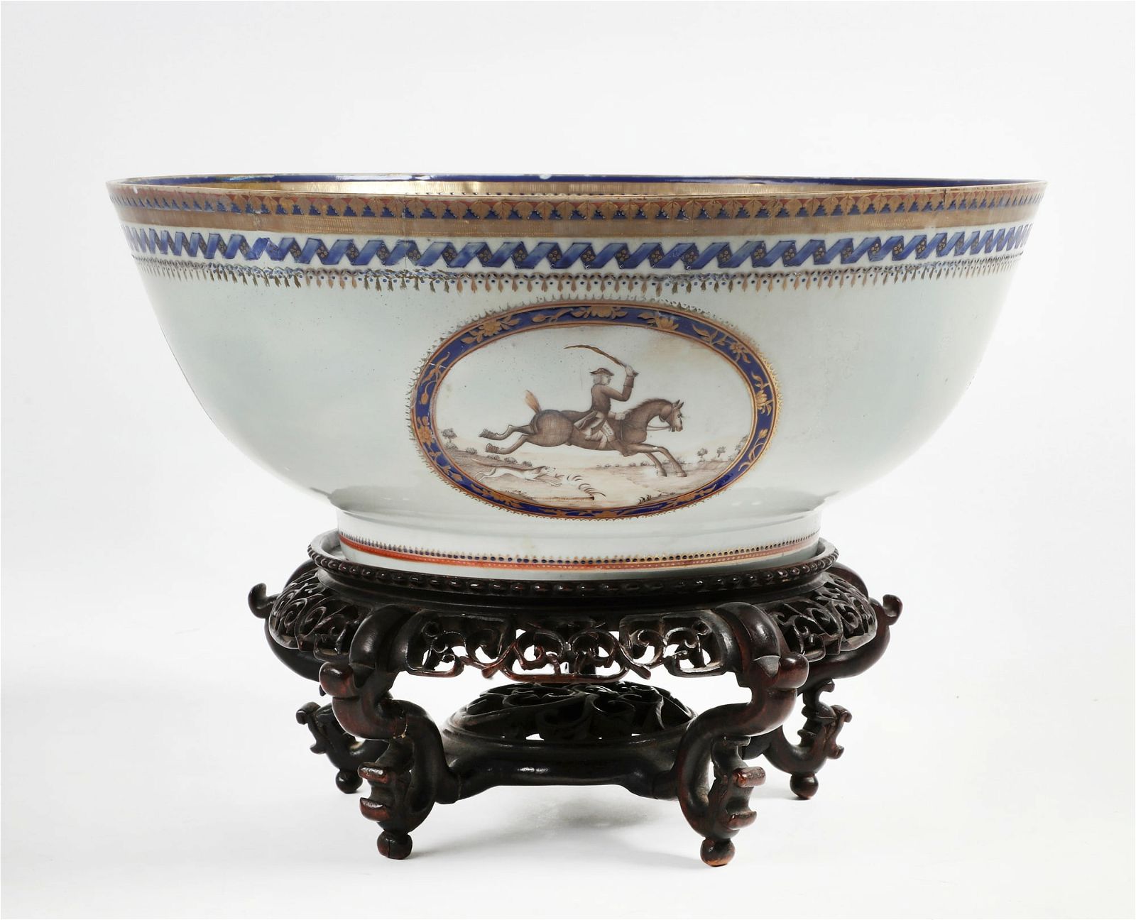 A CHINESE EXPORT PORCELAIN HUNT BOWLA