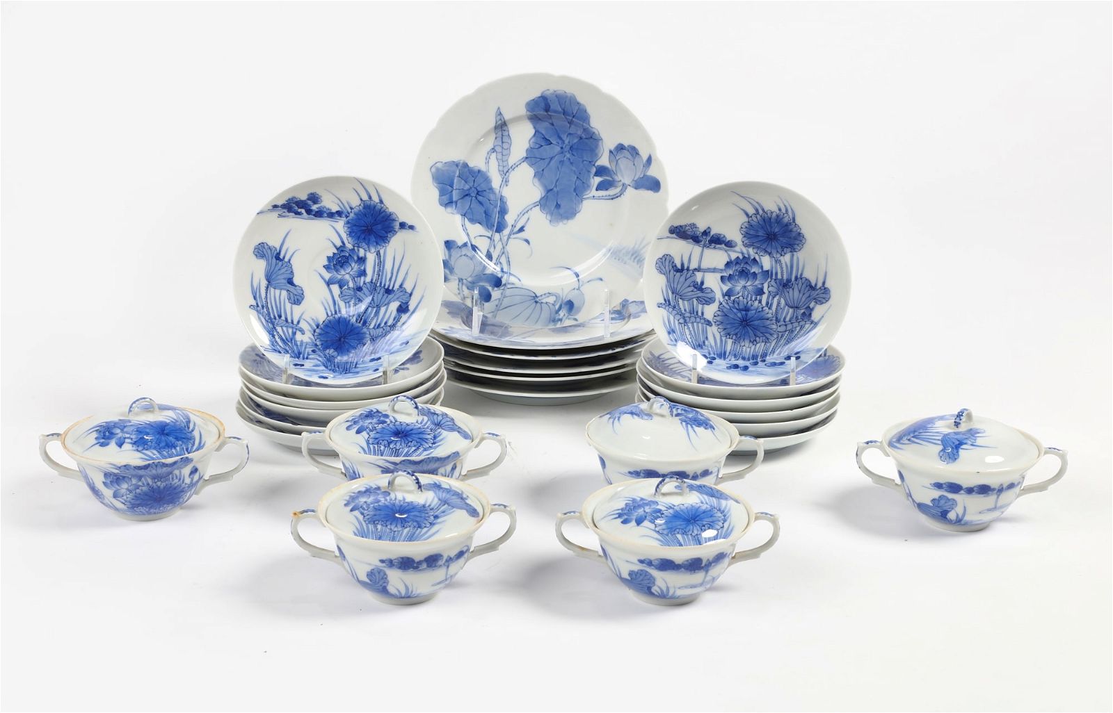 A GROUP OF JAPANESE BLUE AND WHITE PORCELAINSA