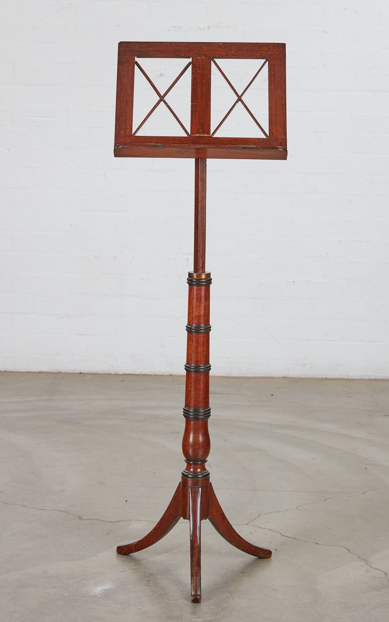 A REGENCY MAHOGANY MUSIC STANDA Regency