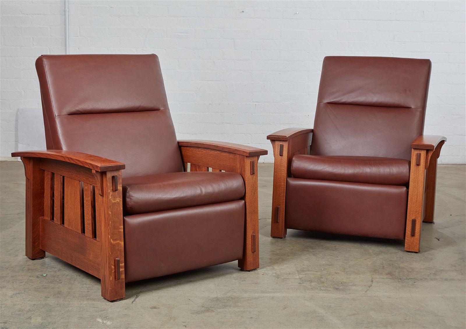 A PAIR OF ARTS CRAFTS STYLE RECLINING 2fb4256