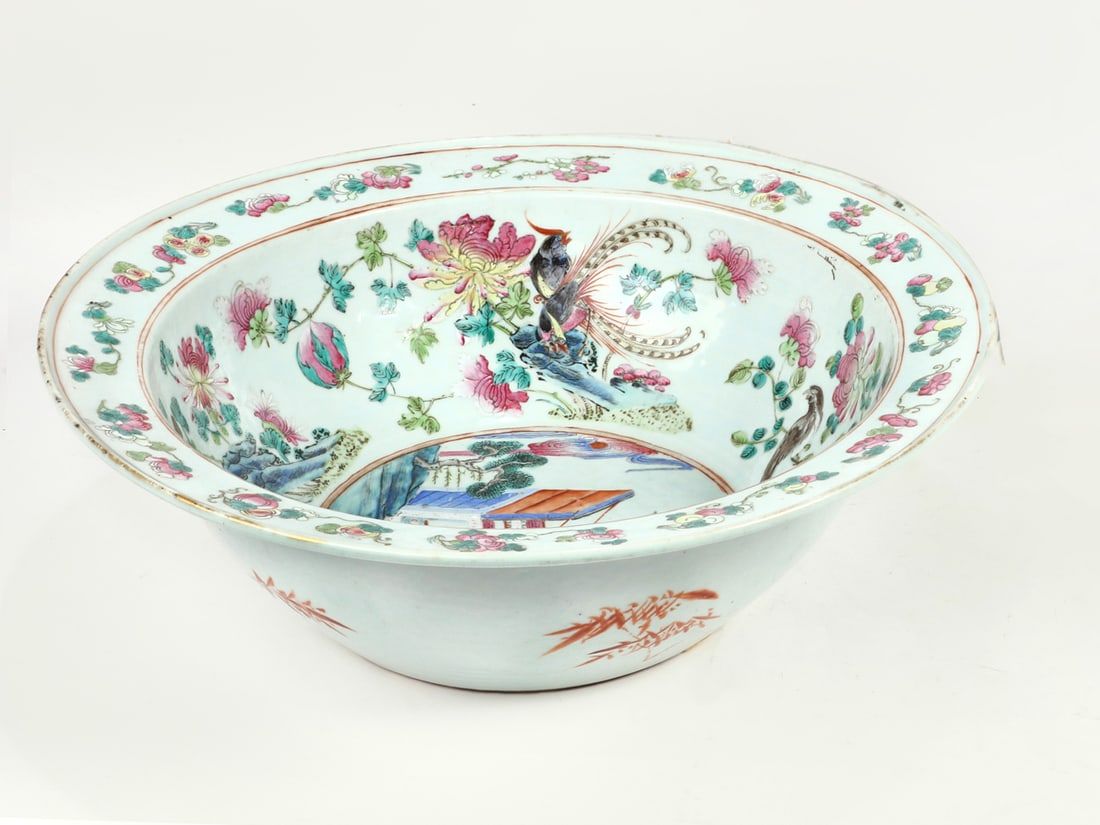 A LARGE CHINESE FAMILLE ROSE PORCELAIN