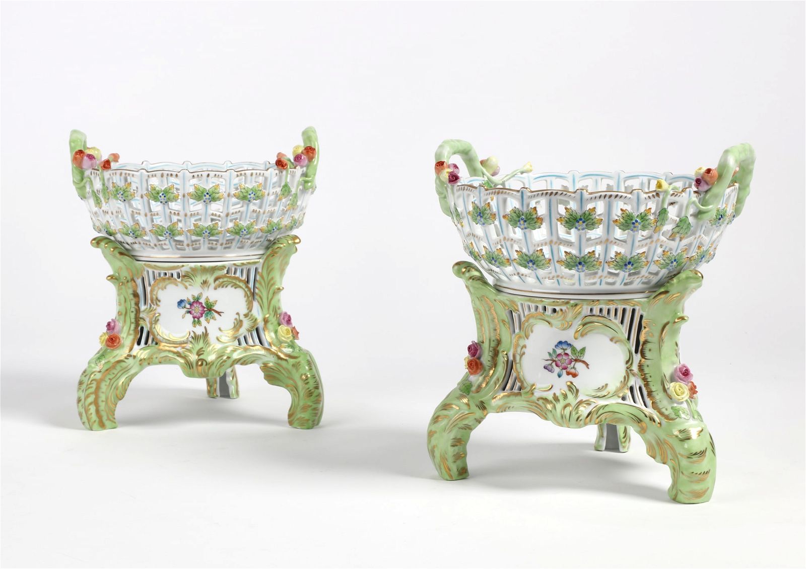 A PAIR OF HEREND PORCELAIN BASKETSA 2fb424a