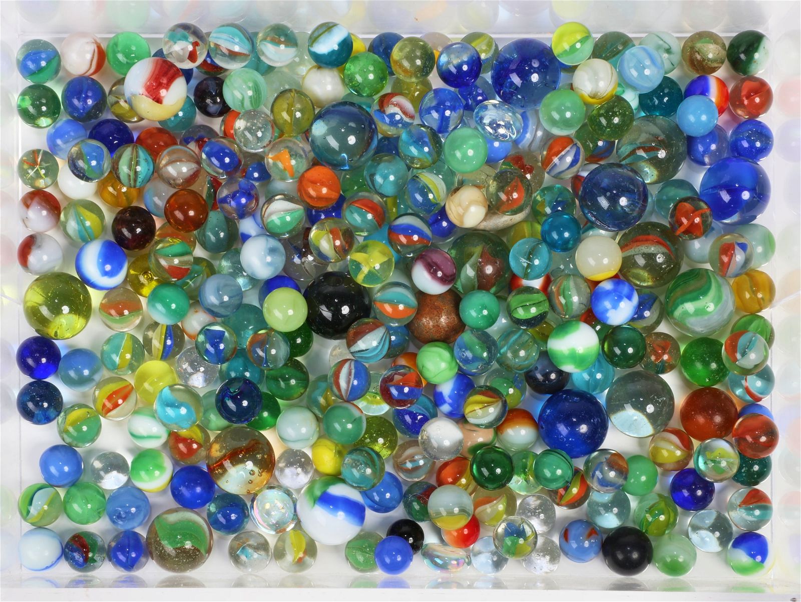 A LARGE COLLECTION OF MARBLESA 2fb4296
