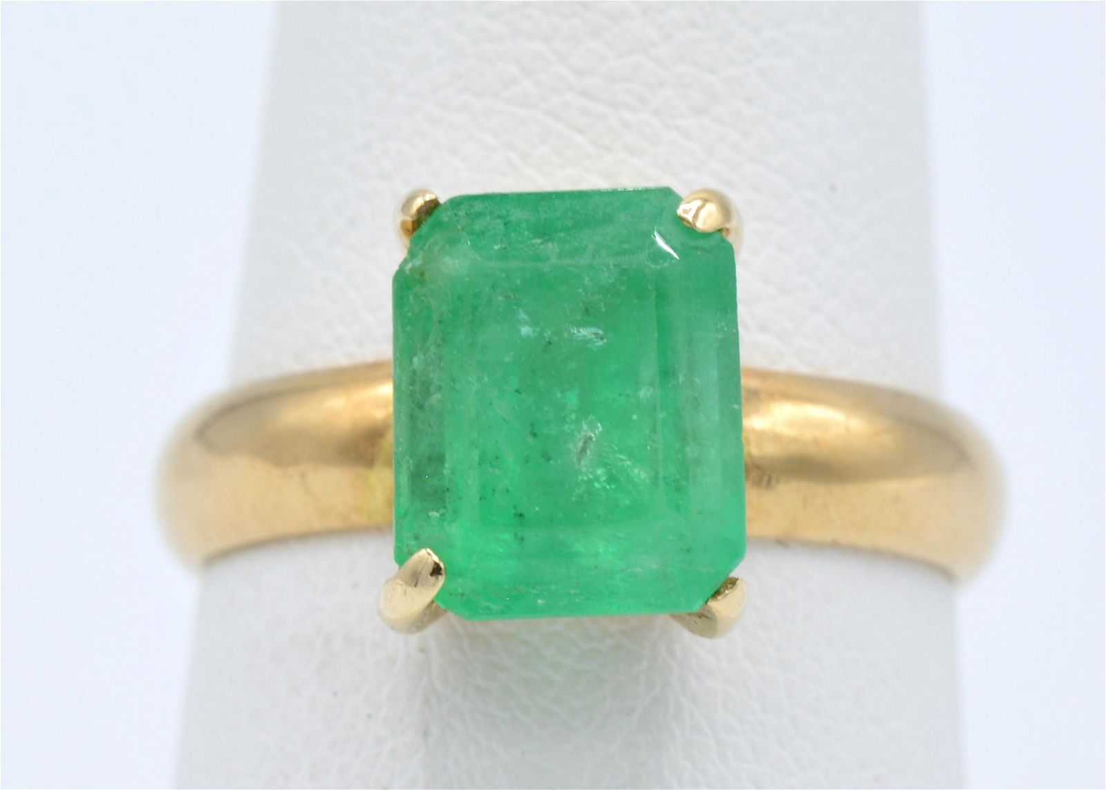 14K YELLOW GOLD AND EMERALD RING14k