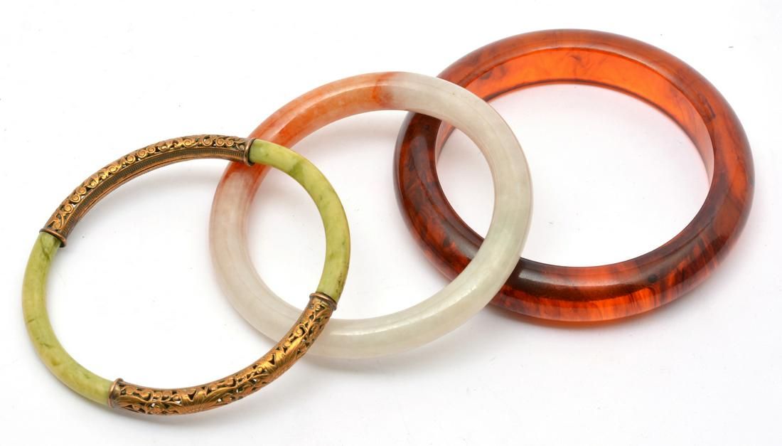 2 CHINESE JADE BANGLES AND 1 AMBER 3d1d30