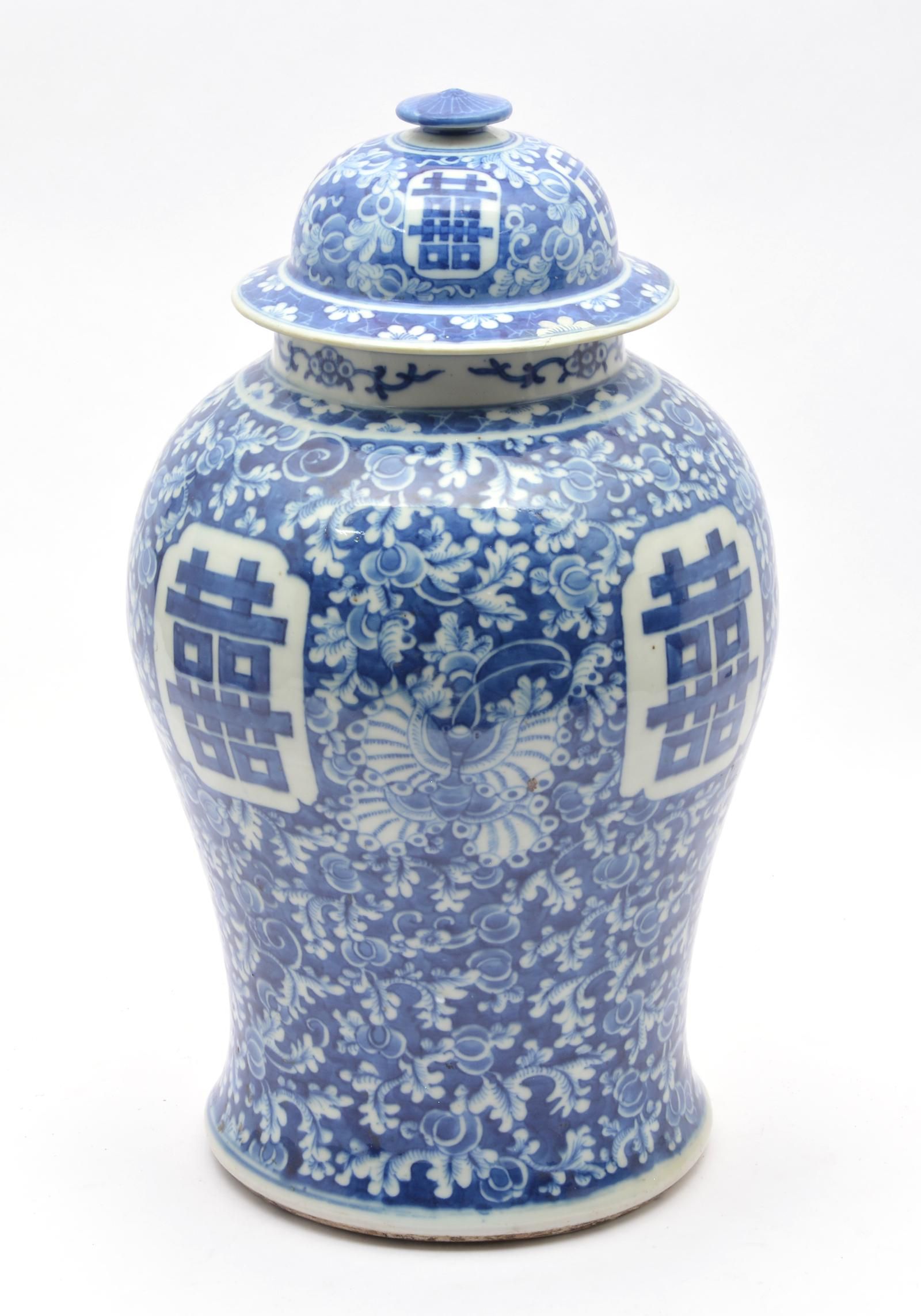 LARGE CHINESE BLUE AND WHITE PORCELAIN 3d1d61