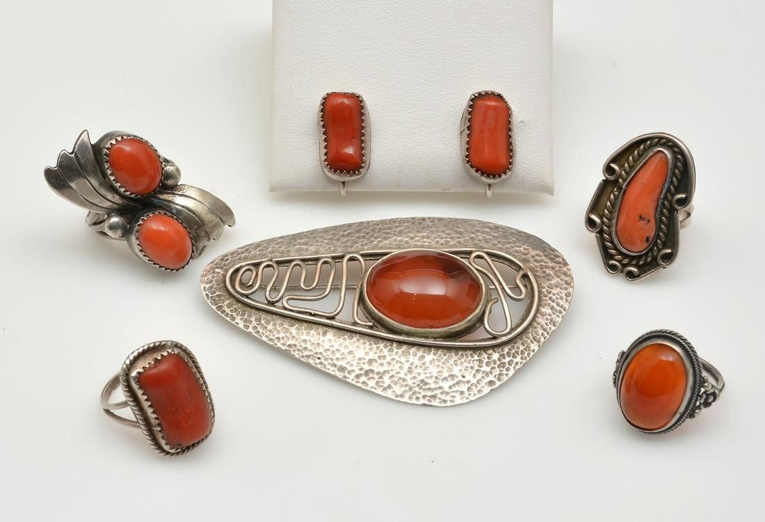 4 RINGS AND ONE ORNO BROOCH, INCL.