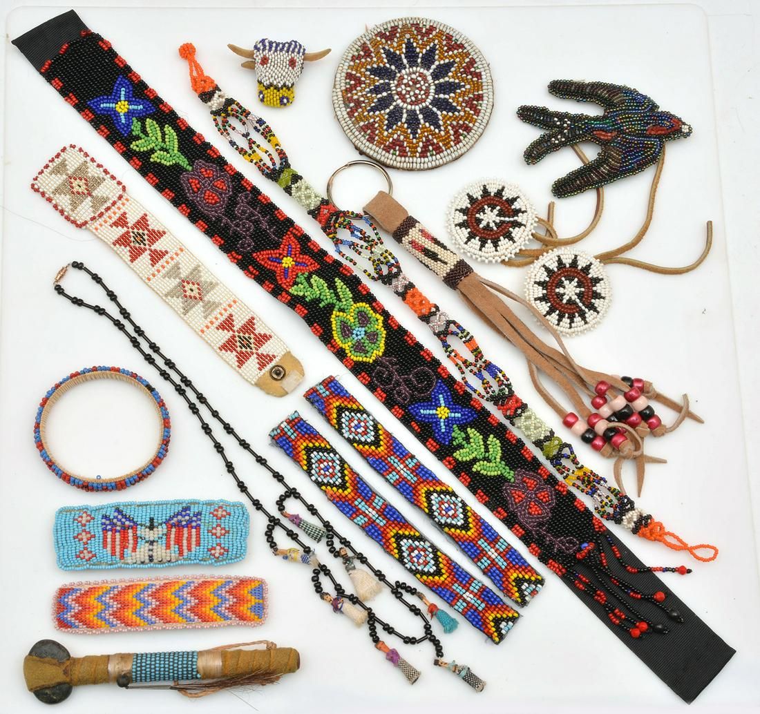 GROUPING OF NATIVE AMERICAN BEADWORKGrouping 3d2191