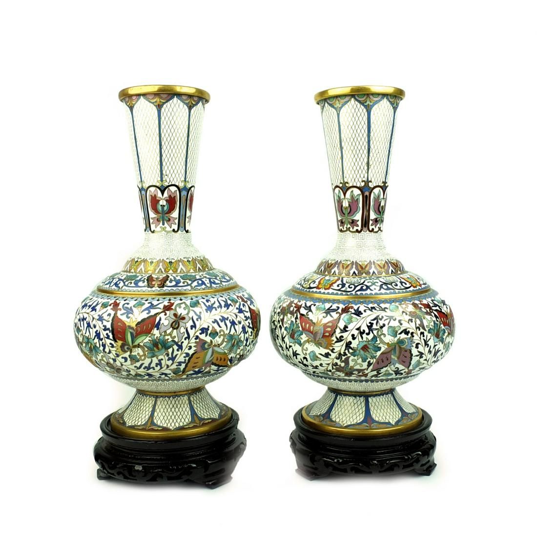 PAIR OF CHINESE CLOISONNE VASESPair 3d2854