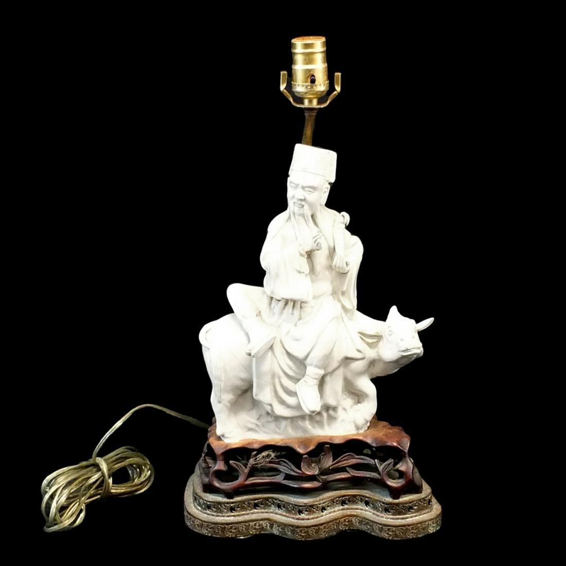ANTIQUE CHINESE FIGURINE PRESENTED 3d2a2d
